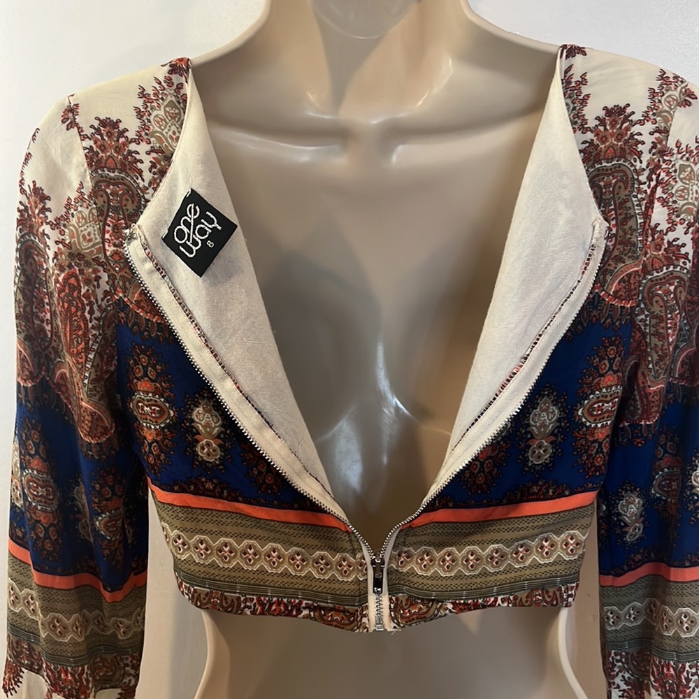 ONE WAY Boho Bell Sleeve Crop Top Criss Cross Front Design Detail - Picture 8 of 10